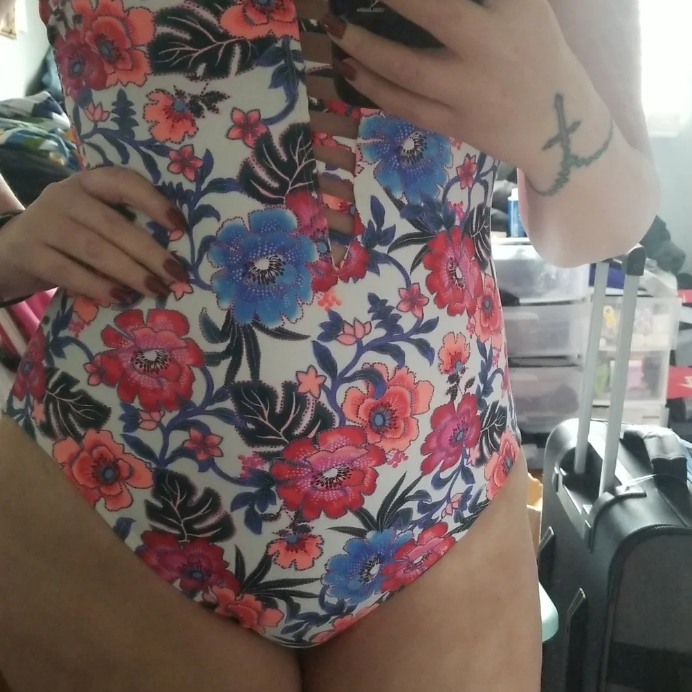 Time and Tru Swimsuit - Picture 7 of 9
